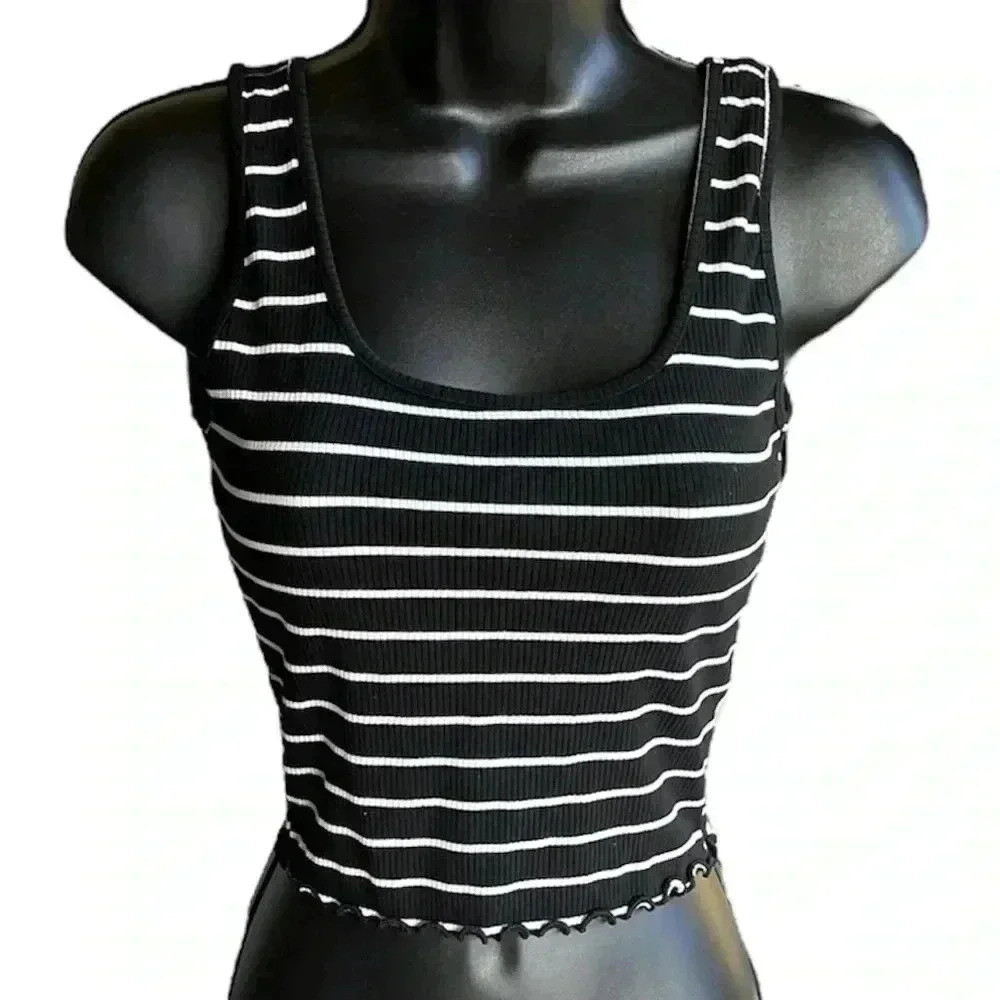Liz & Sara Striped Crop Top with Ruffle Hem, black and white, size medium | R009